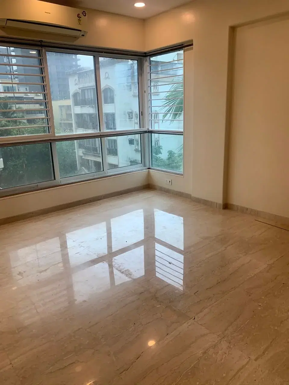 2 BHK Flat for Sale in Khar West