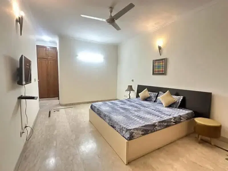Single Occupancy for Female in 2 BHK Flat for Rent in prime location close to major shop's restaurant,Malls,Public Transportation