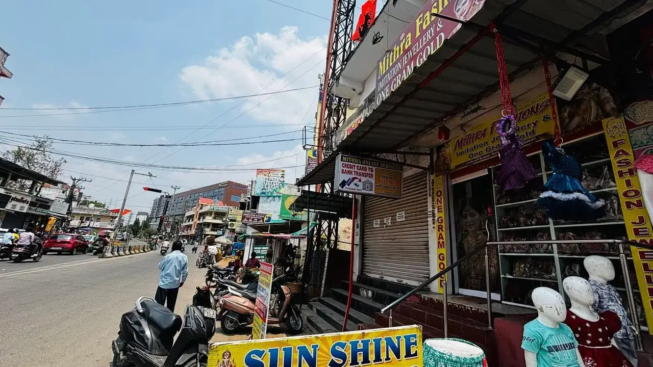 Commercial Space for Rent in Anandbagh X Roads Manikanta Pooja Store Line